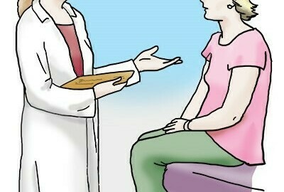 In einer Zeichnung sind zwei Frauen zu sehen. Die linke Frau steht und trägt einen weißen Arztkittel. Die rechte Frau sitzt und hört zu.